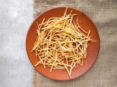 Kil tabakta patates çubuklarının üst görüntüsü.