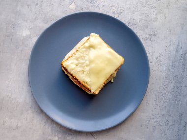 Sıcak tost manzarası. Jambonlu, peynirli ve beşamel soslu geleneksel Fransız sandviçi..