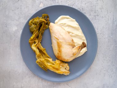 Hız soslu ve pırasalı tavuğun üstün göğüs manzarası..