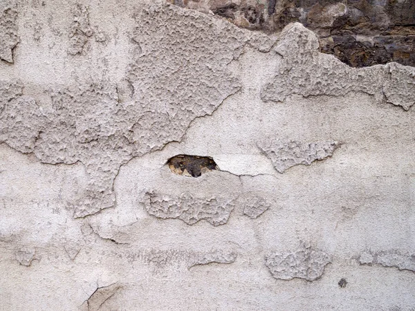 Teil Der Zerstörten Mauer Mit Mehreren Schichten Putz Bedeckt — Stockfoto