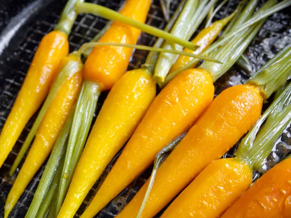 Uma Vista Superior Close Cenouras Jovens Caramelizadas Prato Vegetariano Dietético — Fotografia de Stock