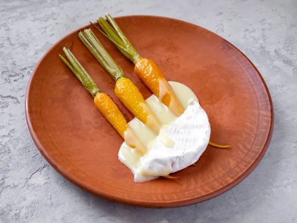 Side View Caramelized Young Carrots Hot Soft Cheese Clay Plate — Stock Photo, Image
