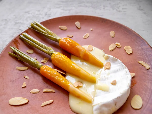 Sıcak camembert ve badem gevreğiyle jöleli havuç..