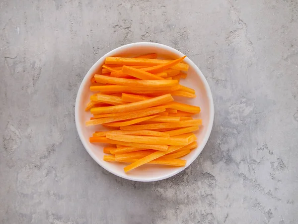Καρότο Τζουλιέν Λευκό Πιάτο — Φωτογραφία Αρχείου