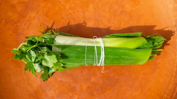 Taze bir buket garninin en güzel manzarası. Çorba için çeşitli baharatlı bitki yaprakları..