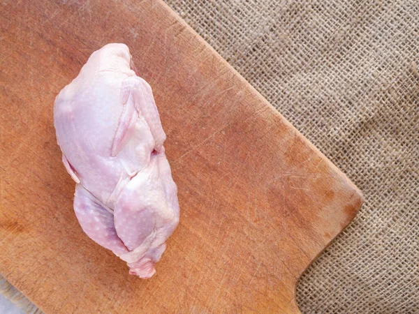 Tahta kesme tahtasındaki taze çiğ bıldırcın manzarası. Yemek hazırlığı.