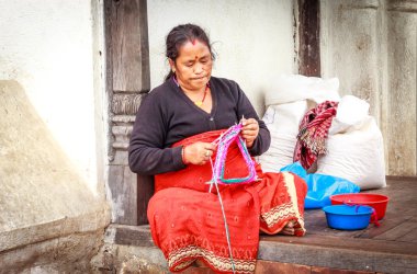Bir kadın Hatıra Eşyası Bhaktapur, Nepal örgü
