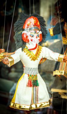 Nepal sokakta asılı Hatıra kuklalar