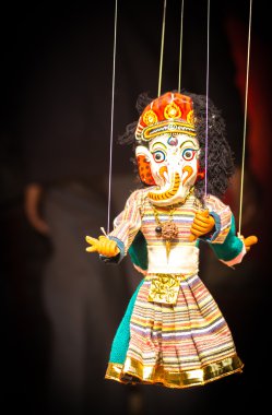 Nepal sokakta asılı Hatıra kuklalar