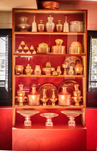 Bakır mutfak eşyaları Thakali Vanchha Ghar Pokhara devam etti..