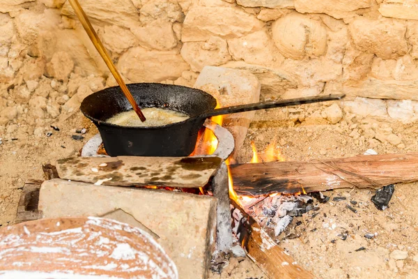 Koken voedsel op brandhout — Stockfoto