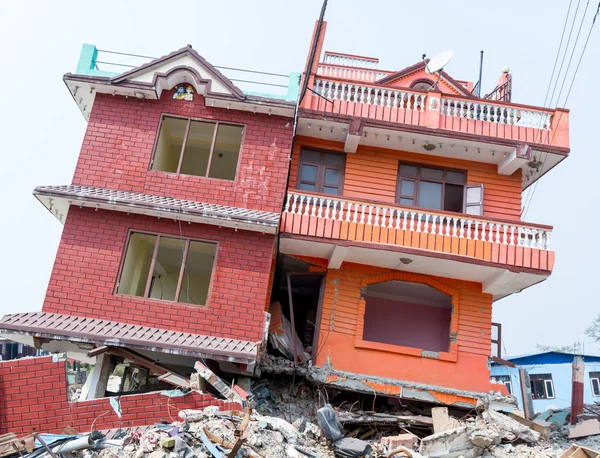 Nepal evleri depremden sonra çöktü