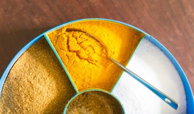 Plastik bir tencerede gıda baharat