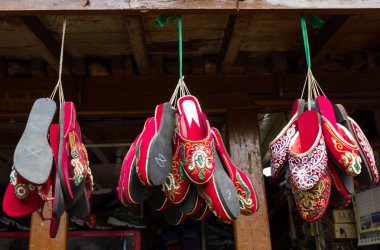 Kırmızı asılı bulunabilir