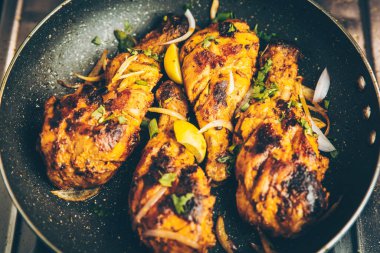 Ev yapımı tavuklu kızarmış tavuk budu. Tavada.