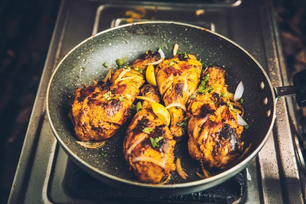 Ev yapımı tavuklu kızarmış tavuk budu. Tavada.