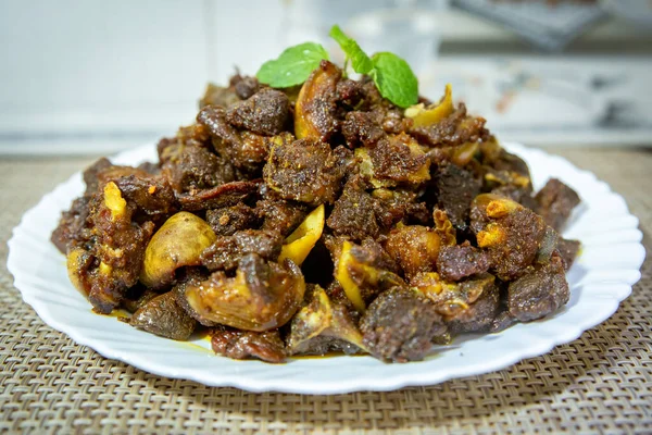 おいしいインドのネパールスタイルマトンフライ ドライフライ肉 ダシャインスペシャルマトンフライレシピ選択した焦点写真 ロイヤリティフリーのストック写真