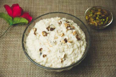 Kheer veya sütlaç, Nepalli Hint tatlısıdır. Rice Kheer, Hindistan 'da kaynamış süt, şeker, pirinç ve biraz fındık ile yapılan bir pudingdir. Seçici foucus