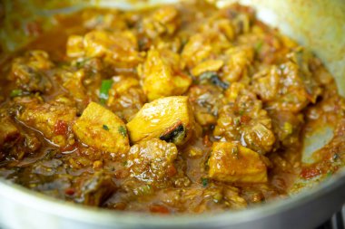 Hint usulü körili tavuk sosu kasede. Et körisi