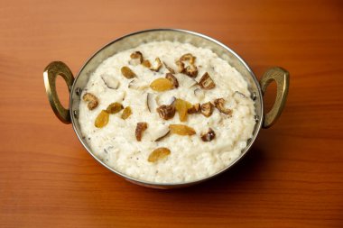 Kheer veya sütlaç, Nepalli Hint tatlısıdır. Rice Kheer, Hindistan 'da kaynamış süt, şeker, pirinç ve biraz fındık ile yapılan bir pudingdir. Seçici foucus