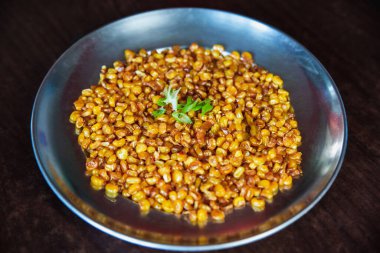 Tabakta tereyağlı tatlı mısır. Tatlı mısır kızartması, kızarmış mısır