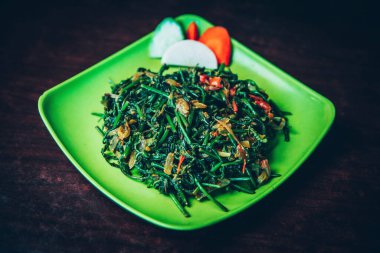 Tabakta servis edilen soğan ve biberli ıspanak sote. Ispanak Tarifi