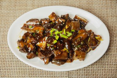 Soya soslu patlıcan, Kore usulü patlıcan tarifi tabakta servis ediliyor. Soya biberli patlıcan