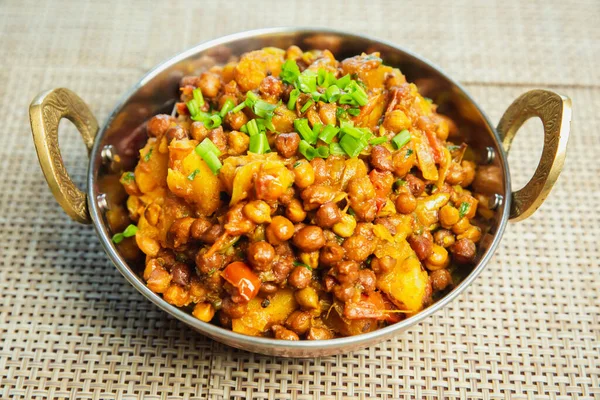 ジャガイモと黒ひよこ豆のレシピ ボウルにアルチャナ 有名なネパール系インド人レシピ ロイヤリティフリーのストック画像