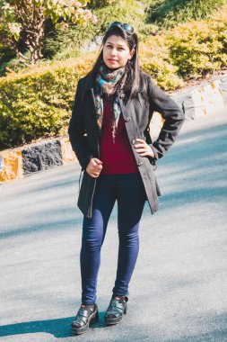 Güneş gözlüklü mutlu, genç, olgun Asyalı bir kızın portresi. Mutlu Asyalı kadın seyahat fotoğrafı. Nepalli Turist Kadın