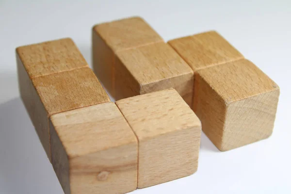 Tahta bloklar. Kong Ming kilit bulmacası. Sağ bölüm.