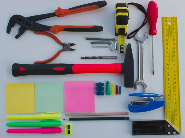 Bir sürü alet, tamir seti ya da imalat takımı..