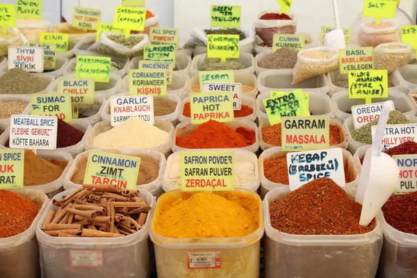 Ahırda çeşitli baharatlar var..