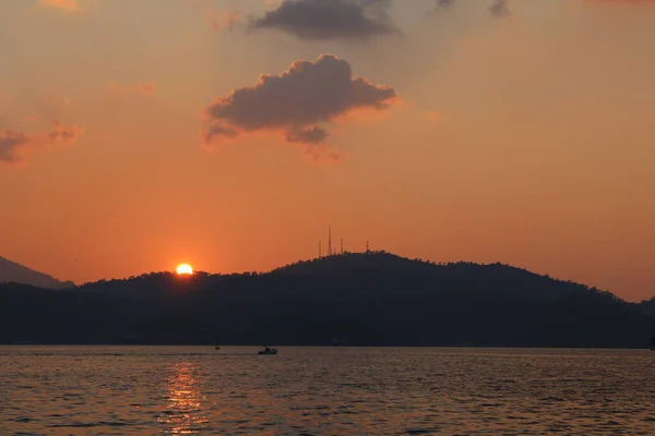 Tepenin arkasında günbatımı. Bir de deniz manzarası..