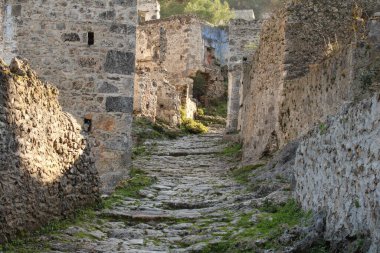 Dar sokaklar, kaldırımlı sokaklar ve terk edilmiş bir kasabanın taş duvarları..