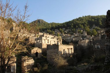 Terk edilmiş bir şehrin evleri..