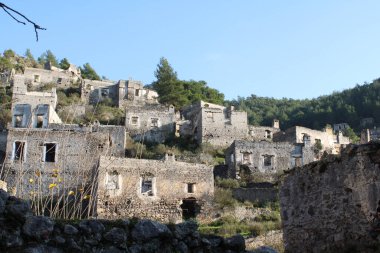 Terk edilmiş bir şehrin evleri..