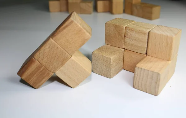 Tahta bloklar. Kong Ming kilit bulmacası. Sağ bölüm.