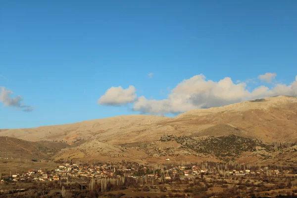 Traditionell Turkisk Vid Foten Berget Blå Himmel Och Moln — Stockfoto