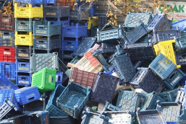 Plastik atık ve plastik domates sandıkları