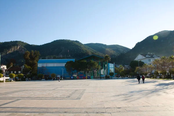 Pandemy yüzünden boş şehir meydanı. İki kişi boş meydanda yürüyor..