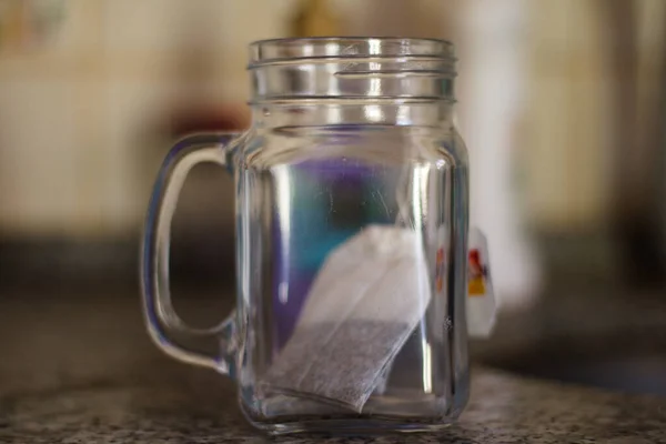 Boş bir fincanda çay poşetleri..