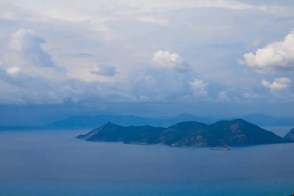 Bulutların altında tropikal bir ada.