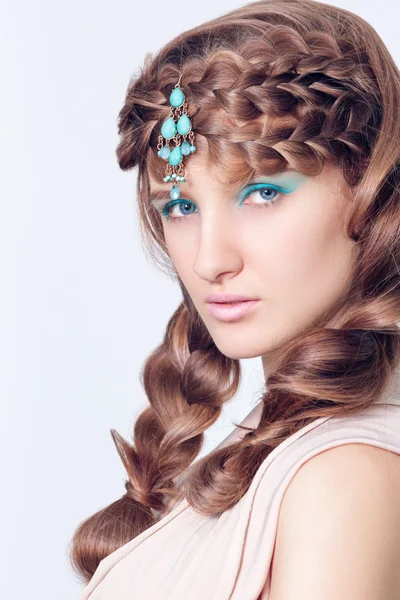 Flicka med ljus blå make-up och handgjorda fallal står sidewaya — Stockfoto