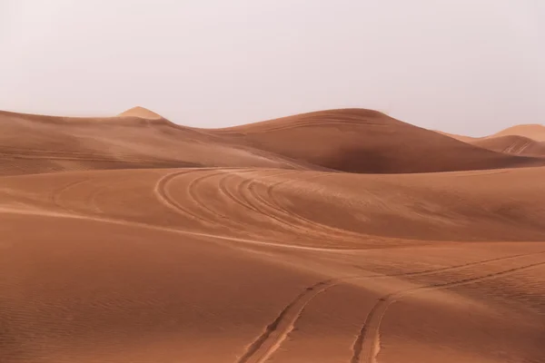Nyomok az autó, a homokos hegyek, a sivatagban közelében Dubai — Stock Fotó