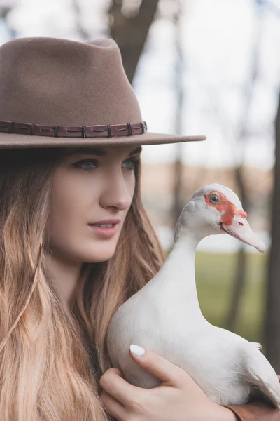 Portrait d'une fille qui tient le canard blanc. Bird regarde directement la caméra . — Photo