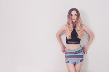 Kız beyaz bir arka plan karşı poz