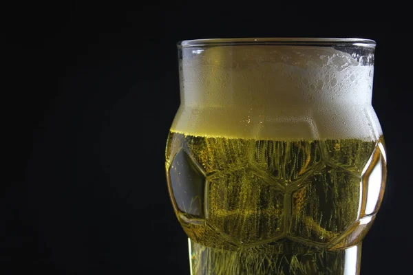 cam masa üzerinde hafif bira.