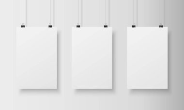 İki ofis şarjöründe asılı üç gerçekçi boş kağıt. Tasarımınız için şablon oluşturun. Dikey boş sayfa. El ilanlarınızı, broşürlerinizi, manşetlerinizi gösterin. Vektör illüstrasyonu