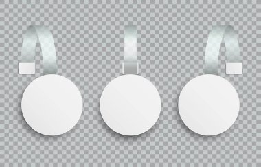 Şeffaf arkaplanda beyaz boş reklam sallantıları var. Yuvarlak sallanan kağıt indirimi etiketleri. Tasarımınız için şablon oluşturun. Terfi satışları, süpermarket fiyat etiketi. Vektör illüstrasyonu