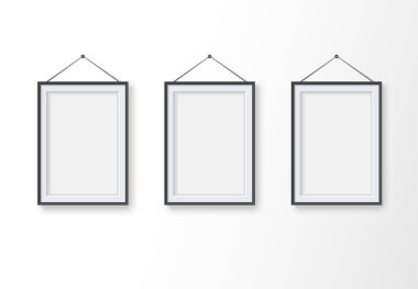 Açık arkaplanda gerçekçi boş dikey resim çerçevesi seti. Tasarımınız ya da modern iç dizaynınız için şablon oluşturun. Duvarda asılı fotoğraf çerçeveleri. Vektör illüstrasyonu